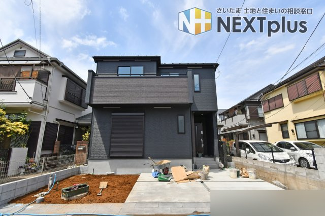 上尾市浅間台4期の間取り|南東6m公道に面し、並列2台駐車もスムーズな開放的邸宅です。17帖のLDKに加え、2階には7帖超の洋室を2部屋配置。3帖のサービスルームは、書斎や大型収納など多目的に活躍します。