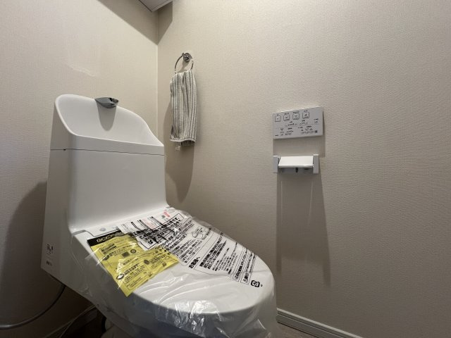 マンション暮らしでも譲れないワンにゃんライフ♪【リフォーム／ヒルトップ横濱根岸セントラルコート】のトイレ|シンプルで使いやすいトイレです