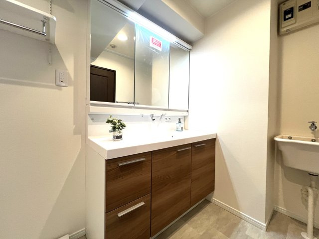 マンション暮らしでも譲れないワンにゃんライフ♪【リフォーム／ヒルトップ横濱根岸セントラルコート】の独立洗面台|使いやすい独立洗面台です