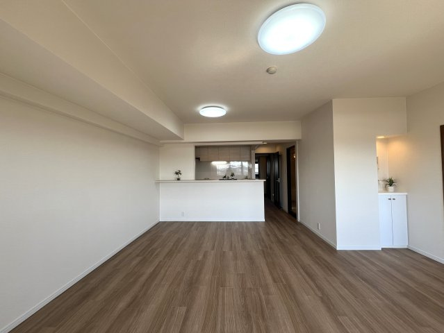 マンション暮らしでも譲れないワンにゃんライフ♪【リフォーム／ヒルトップ横濱根岸セントラルコート】の居間・リビング|こちらのリビングで趣味の時間をお楽しみください