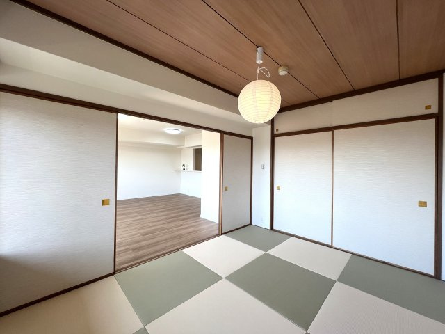 マンション暮らしでも譲れないワンにゃんライフ♪【リフォーム／ヒルトップ横濱根岸セントラルコート】の和室|柔らかい畳が心地よい和室