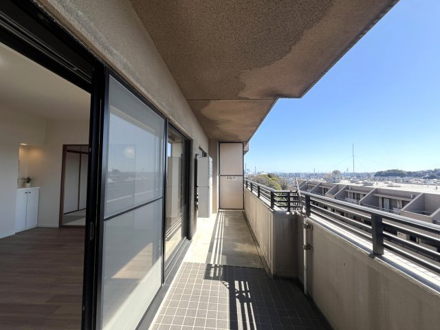 マンション暮らしでも譲れないワンにゃんライフ♪【リフォーム／ヒルトップ横濱根岸セントラルコート】のバルコニー|広々としたバルコニーです