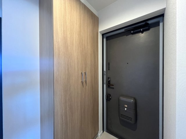 マンション暮らしでも譲れないワンにゃんライフ♪【リフォーム／ヒルトップ横濱根岸セントラルコート】の玄関|収納もある玄関です