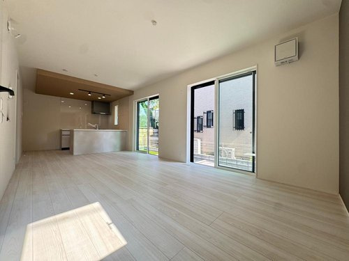 【LIGNAGE】小平市仲町第１期の居間・リビング|光が降り注ぐこだわりの設計！
採光良好なリビングは、ご家族の憩いの空間。居心地の良い快適な安らぎの場所になりそうです。