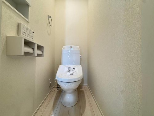 【LIGNAGE】小平市仲町第１期のトイレ|1階と2階の各フロアに設けることで、来客時も安心です。
