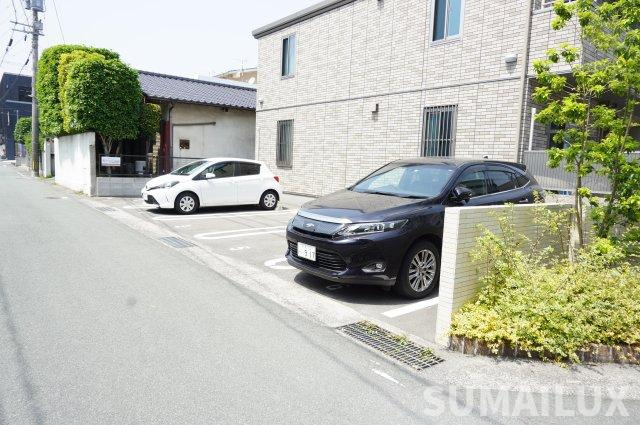 フィオレオ新屋敷の駐車場