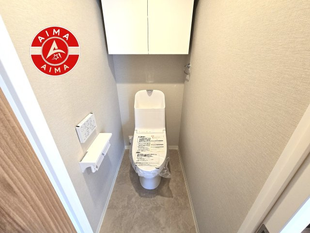 ツインタワー空港通りのトイレ|白を基調とした、シンプルながらも落ち着くデザイン。洗浄付き温水便座で機能性も兼ね備えています♪