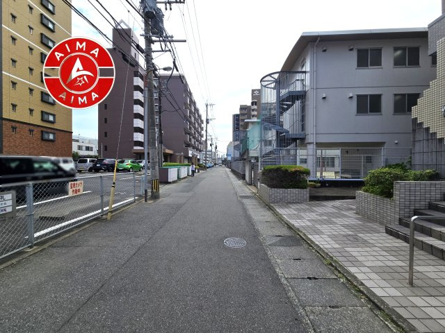 ツインタワー空港通りの現況写真|前面道路を含む現地写真です。