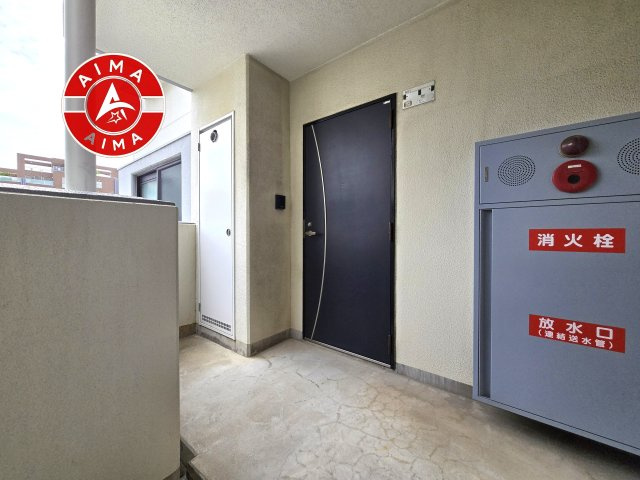 ツインタワー空港通りの玄関|きれいに整えられた外玄関で、住まいの第一印象も良好です。