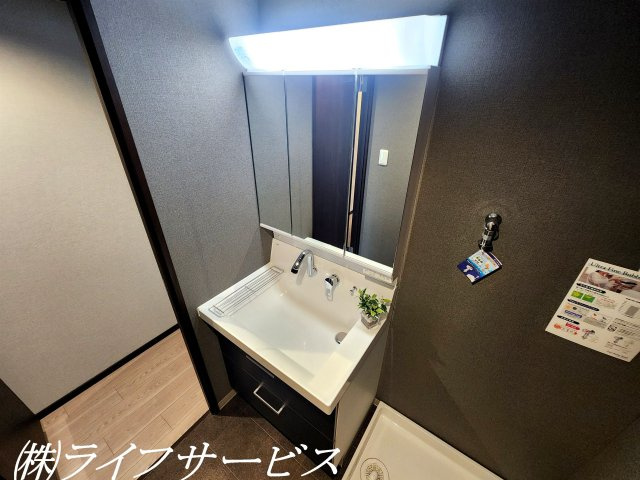 【洗面所】 | ユニハイム十三野中 | 三面鏡タイプのシャワー付洗面化粧台