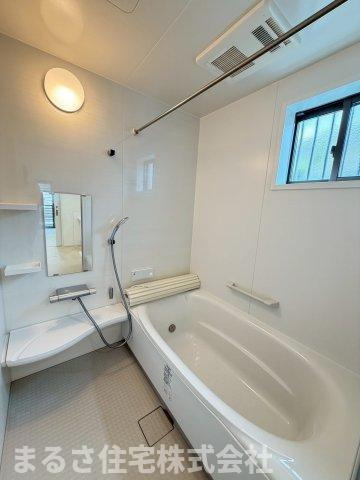 月見ヶ丘6丁目　中古戸建の前面道路含む現地写真