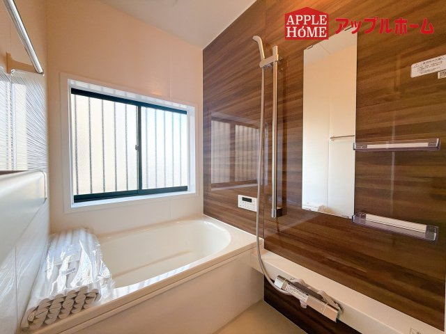 [中古住宅] さいたま市大宮区三橋1丁目の浴室|窓付きのバスルームは、採光もあり明るく気持ちの良い空間です。窓があることで、換気環境も良好。掃除もスムーズに出来ます