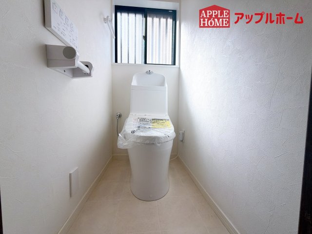 [中古住宅] さいたま市大宮区三橋1丁目のトイレ|白を基調とした清潔感のある明るい空間。温水洗浄便座付きで、毎日快適・清潔に使用できます。操作しやすい壁面リモコンを採用しています。