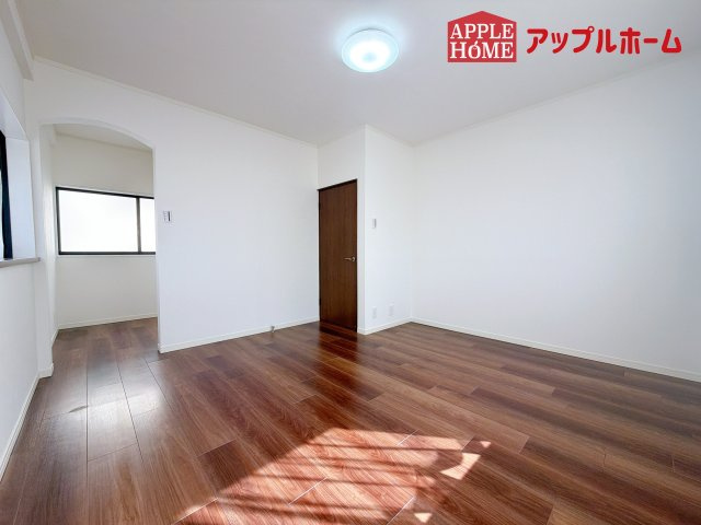 [中古住宅] さいたま市大宮区三橋1丁目の洋室|収納たっぷりな居室スペース！子供部屋としての活用ももちろんOK♪沢山増えるお洋服や学校のお荷物もたっぷり収納にお任せ！