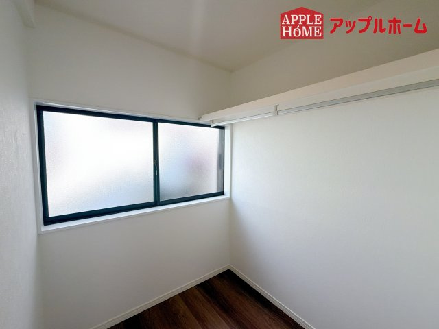 [中古住宅] さいたま市大宮区三橋1丁目の収納|お洋服を大切にされる方に大変喜ばれる、ウォークインクローゼット。お洋服以外にも掃除機やスーツケースなどを一箇所に集約できるのは魅力ですね！扉が一箇所ですので、お部屋の見た目にもスッキリ！