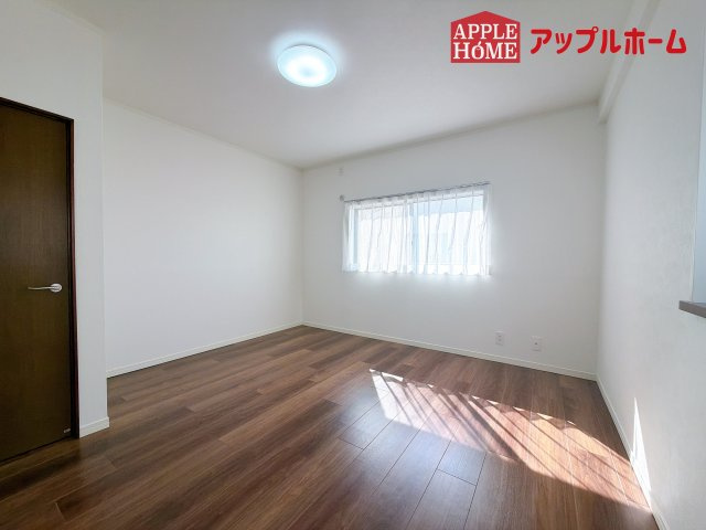 [中古住宅] さいたま市大宮区三橋1丁目の洋室|広々とした居住空間は日々の暮らしを彩り、心のやすらぎと満足感を与えてくれます。通風と採光を考慮した設計は子供たちはのびのび育ち、家族でくつろぎと団らんを生み出します。