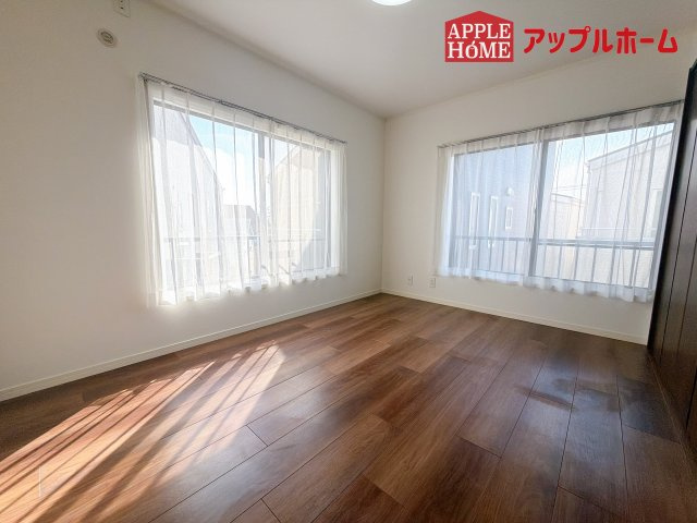 [中古住宅] さいたま市大宮区三橋1丁目の洋室|広々とした居住空間は日々の暮らしを彩り、心のやすらぎと満足感を与えてくれます。通風と採光を考慮した設計は子供たちはのびのび育ち、家族でくつろぎと団らんを生み出します。