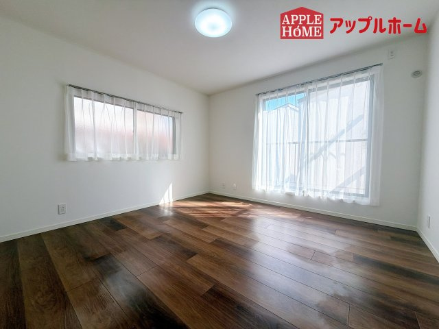 [中古住宅] さいたま市大宮区三橋1丁目の洋室|広々とした居住空間は日々の暮らしを彩り、心のやすらぎと満足感を与えてくれます。通風と採光を考慮した設計は子供たちはのびのび育ち、家族でくつろぎと団らんを生み出します。