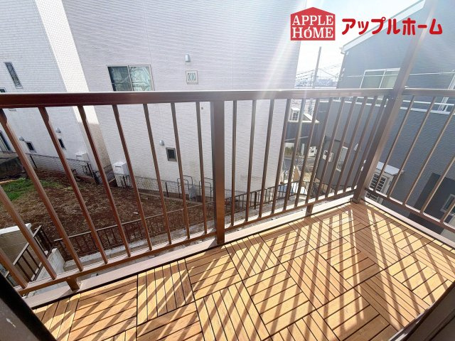 [中古住宅] さいたま市大宮区三橋1丁目のバルコニー|家族分の洗濯物もしっかり干せます。日当たりも良く、毎日のお洗濯が楽しくなりそう♪お布団は手軽に干せていつもポカポカに☆