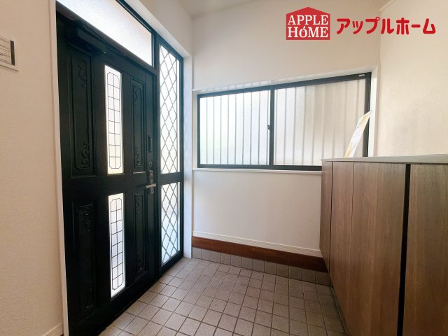 [中古住宅] さいたま市大宮区三橋1丁目の玄関|住まう人も来客も入った時にワクワクさせてくれるオシャレな玄関♪収納もたっぷりあるので、靴がたくさんあっても安心！
