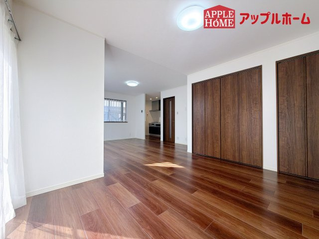 [中古住宅] さいたま市大宮区三橋1丁目の居間・リビング|家族の会話が弾む明るく広々したリビング！窓から差し込む光の温かさを一度ご体感ください☆いつでもお気軽にお問合せOKです！TEL「0120-466263」