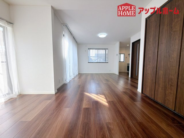 [中古住宅] さいたま市大宮区三橋1丁目の居間・リビング|窓から差し込む光で家族を温かく包み込みます。明るいリビングで子育てする喜びを☆いつでも見学可能です！