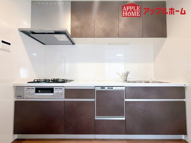 [中古住宅] さいたま市大宮区三橋1丁目のキッチン|見栄えもよくお手入れもスムーズに出来ます。豊富な収納力もございますので、キッチンスペースをスッキリとお使い頂けそうです。