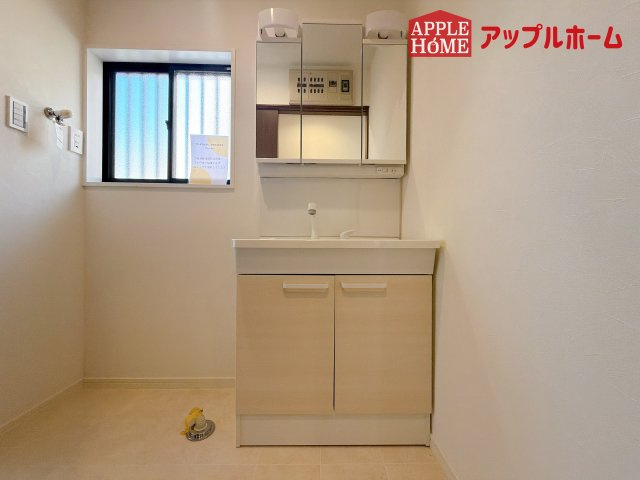 [中古住宅] さいたま市大宮区三橋1丁目の独立洗面台|ゆとりの洗面スペースで朝の身支度も快適スムーズに。３面鏡で髪のセットやお化粧もストレスなくこなせ、朝から気分良く通勤通学に向かえそうですね！鏡の裏にはたっぷりと収納スペースを標準装備