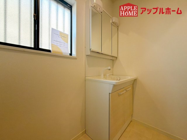 [中古住宅] さいたま市大宮区三橋1丁目の独立洗面台|ゆとりの洗面スペースで朝の身支度も快適スムーズに。３面鏡で髪のセットやお化粧もストレスなくこなせ、朝から気分良く通勤通学に向かえそうですね！鏡の裏にはたっぷりと収納スペースを標準装備