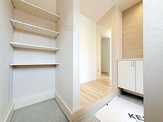 土浦市木田余西台3期　新築戸建て　1号棟の玄関|ベビーカーなどもスッキリ収納できるシューズインクローゼット！可動棚付きで整理整頓ラクラク♪