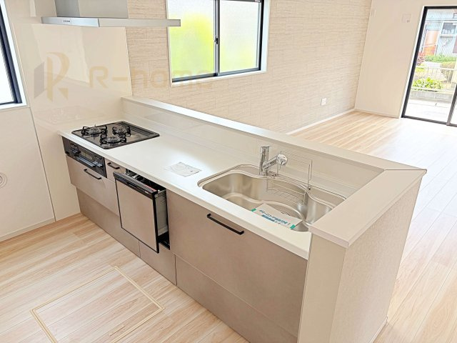 土浦市木田余西台3期　新築戸建て　1号棟のキッチン|料理をしながら家族とコミュニケーションが取れる対面式システムキッチン。嬉しいビルトイン食洗機付き！