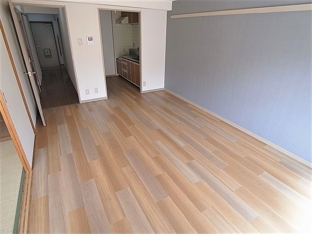 パークアベニュー南五葉の内装|フローリングが綺麗なリビングスペース