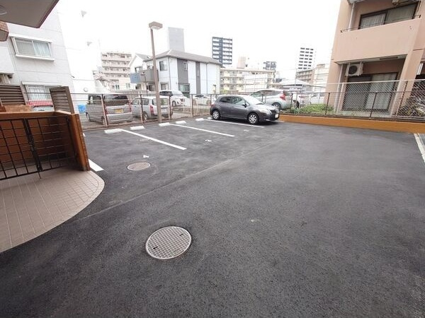 リヴァーサイド植田の駐車場
