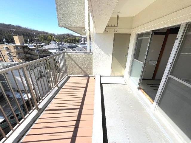 植田山住宅のバルコニー|◆南向き、高台につき陽当たり、眺望良好
◆広々バルコニー
◆ウッドデッキ有
◆縁側のある嬉しい間取です
◆名古屋市住宅供給公社旧分譲