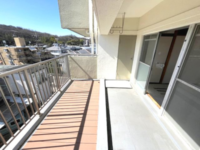 【バルコニー】 | 植田山住宅 | ◆南向き、高台につき陽当たり、眺望良好
◆広々バルコニー
◆ウッドデッキ有
◆縁側のある嬉しい間取です
◆名古屋市住宅供給公社旧分譲