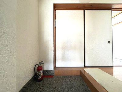 【玄関】 | 植田山住宅 | ◆南向き、高台につき陽当たり、眺望良好
◆広々バルコニー
◆ウッドデッキ有
◆縁側のある嬉しい間取です
◆名古屋市住宅供給公社旧分譲