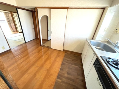 【居間・リビング】 | 植田山住宅 | ◆南向き、高台につき陽当たり、眺望良好
◆広々バルコニー
◆ウッドデッキ有
◆縁側のある嬉しい間取です
◆名古屋市住宅供給公社旧分譲