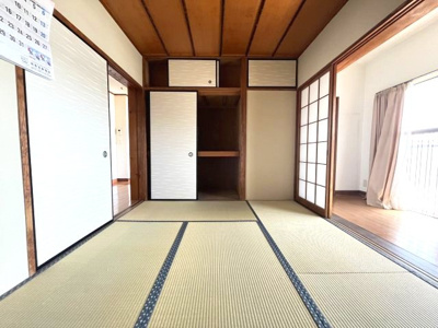 【和室】 | 植田山住宅 | ◆南向き、高台につき陽当たり、眺望良好
◆広々バルコニー
◆ウッドデッキ有
◆縁側のある嬉しい間取です
◆名古屋市住宅供給公社旧分譲