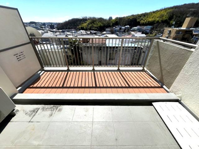 【バルコニー】 | 植田山住宅 | ◆南向き、高台につき陽当たり、眺望良好
◆広々バルコニー
◆ウッドデッキ有
◆縁側のある嬉しい間取です
◆名古屋市住宅供給公社旧分譲