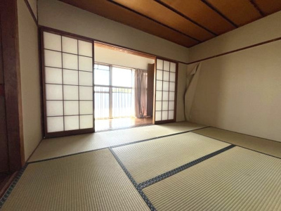 【和室】 | 植田山住宅 | ◆南向き、高台につき陽当たり、眺望良好
◆広々バルコニー
◆ウッドデッキ有
◆縁側のある嬉しい間取です
◆名古屋市住宅供給公社旧分譲