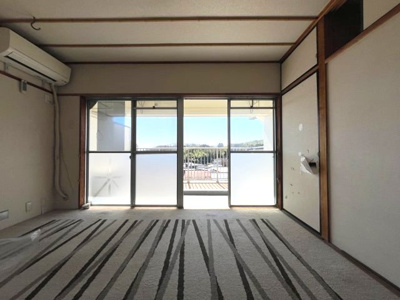 【洋室】 | 植田山住宅 | ◆南向き、高台につき陽当たり、眺望良好
◆広々バルコニー
◆ウッドデッキ有
◆縁側のある嬉しい間取です
◆名古屋市住宅供給公社旧分譲