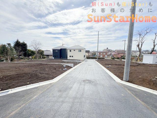 【サンスターホーム】青梅市師岡町2丁目　建築条件無し売地5号区の前面道路含む現地写真