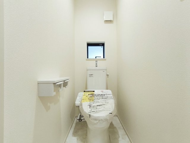 板橋区小豆沢4丁目 全3棟 A号棟のトイレ|小窓を設け明るく衛生的な1階トイレ
トイレは1階2階それぞれに設置しているので忙しい朝にも便利です
