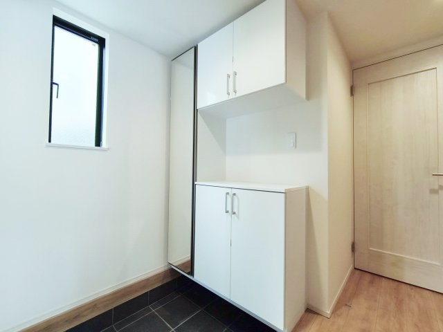 板橋区小豆沢4丁目 全3棟 A号棟の玄関|白を基調としたスタイリッシュなシューズボックス
扉面材に一部ミラーを配しているのでお出かけ前のチェックなどにも便利です