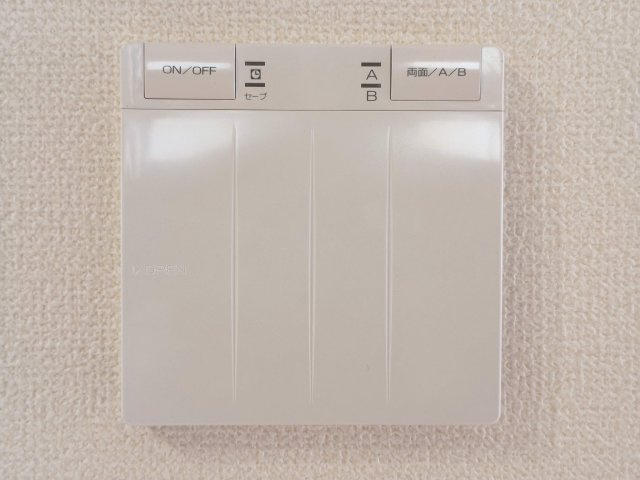 板橋区小豆沢4丁目 全3棟 A号棟の居間・リビング|頭寒足熱で理想的に空間を暖める床暖房を装備しています(A号棟)