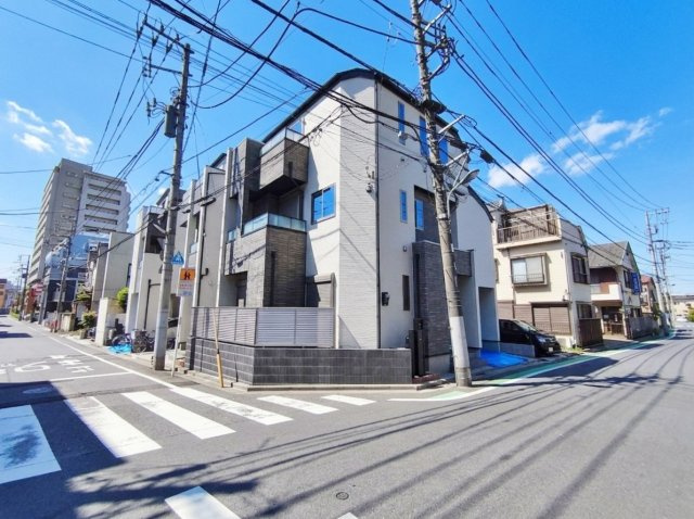 板橋区小豆沢4丁目 全3棟 A号棟の前面道路含む現地写真|南約6ｍ公道×東約6ｍ公道に面する東南角地を含む全3棟
～陽当たり通風良好です～