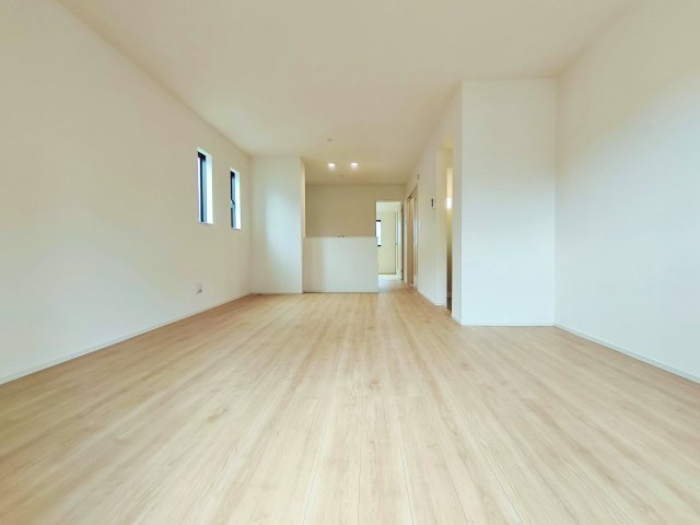 板橋区小豆沢4丁目 全3棟 A号棟の居間・リビング|家の中心でもあるLDKは16.37帖の開放感
縦長リビングは家具のレイアウトもしやすいです
足元には床暖房を装備しています
