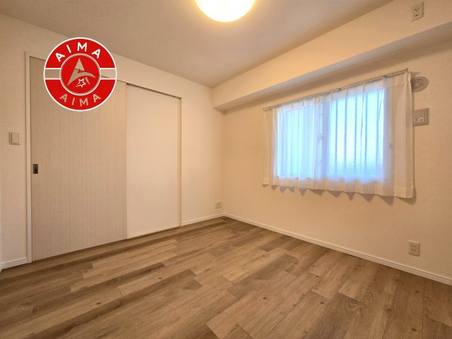 アルファライフ博多1002の寝室|主寝室には収納力に優れたクローゼットがありますので、お部屋もすっきり片付きます。