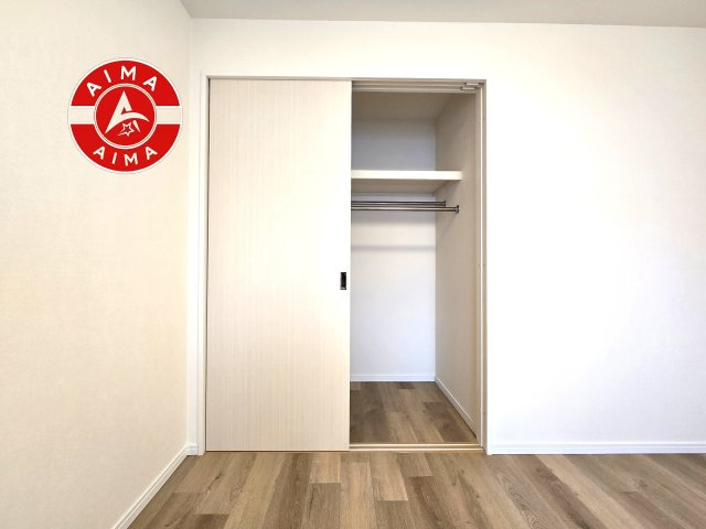 アルファライフ博多1002の収納|洋服や大きな荷物が多い方や人数の多いご家族などは、一般的なクローゼットよりもウォークインクローゼットのほうが使い勝手が良いです。