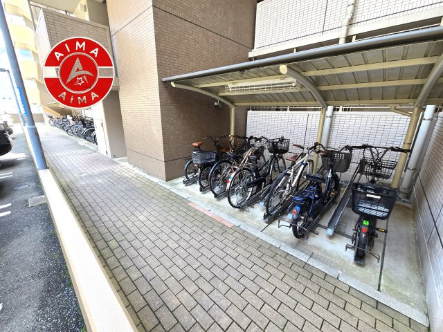 アルファライフ博多1002の駐輪場|屋根付きの駐輪場で、自転車を雨から守れます。